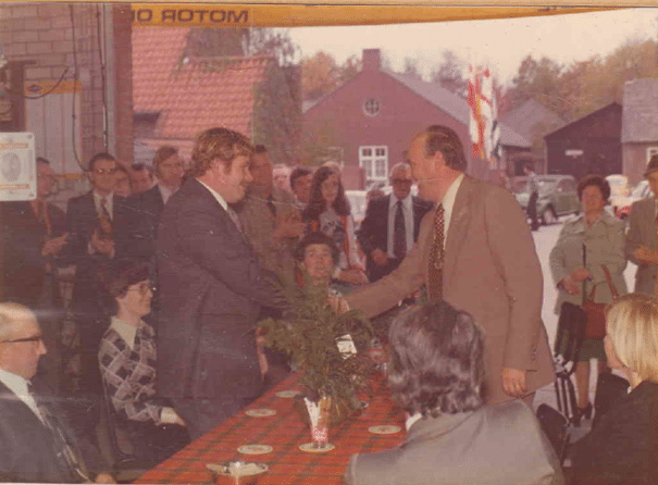 Jan Corsten schud de hand met de Burgemeester.